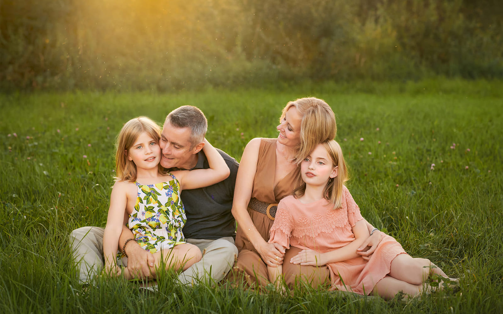 Familie Fotoshooting Exterieur. Natürlichem Licht Sonnenuntergangs. Familie mit zwei Mädchen, Kanton Luzern