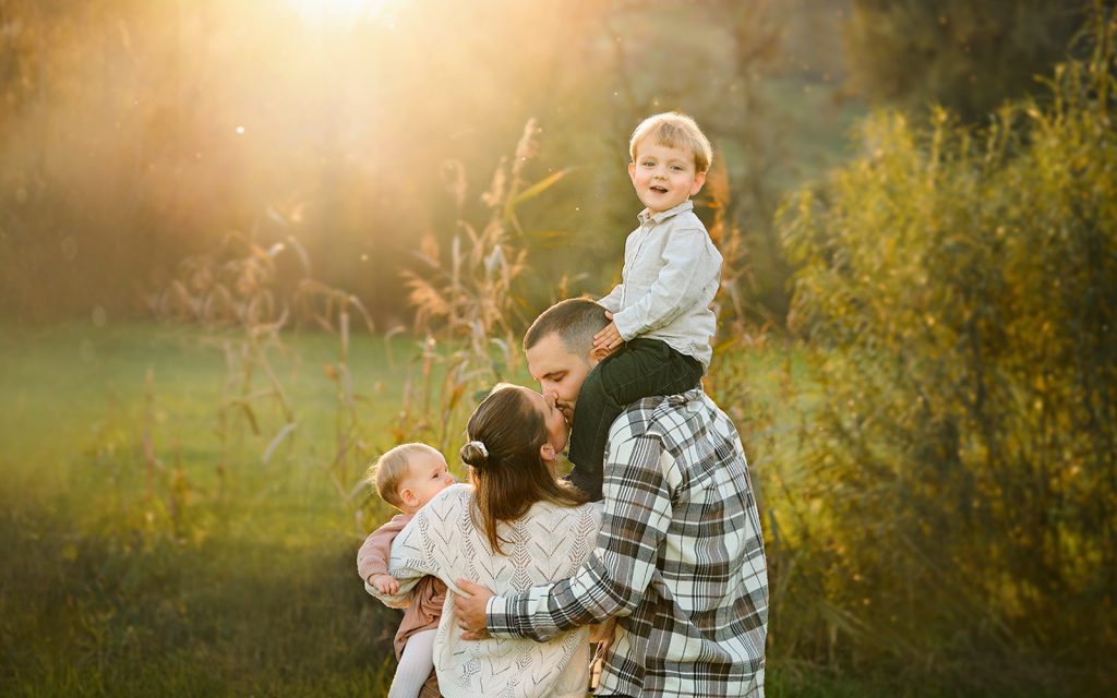 Family with kids, outdoor photoshooting with sunrise in the countryside. Area Luzern, Zug and Zurich.